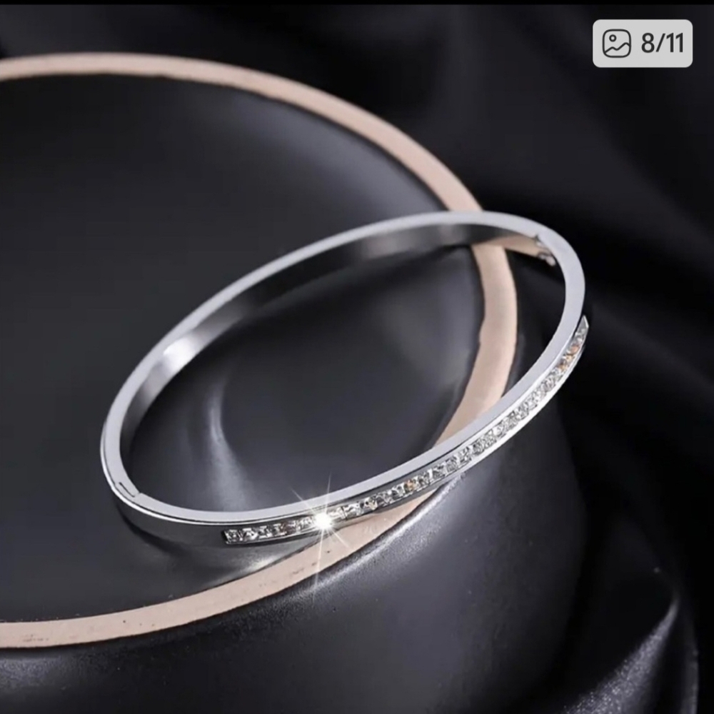 Luxe Vintage Style 18K Plated Stainless Steel Bangle with Single Row Rhinestone